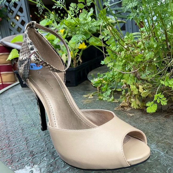 Fabulous BCBG Size 7.5 Ankle Strap Heels in Combination Snake and Cream Color - Picture 2 of 9